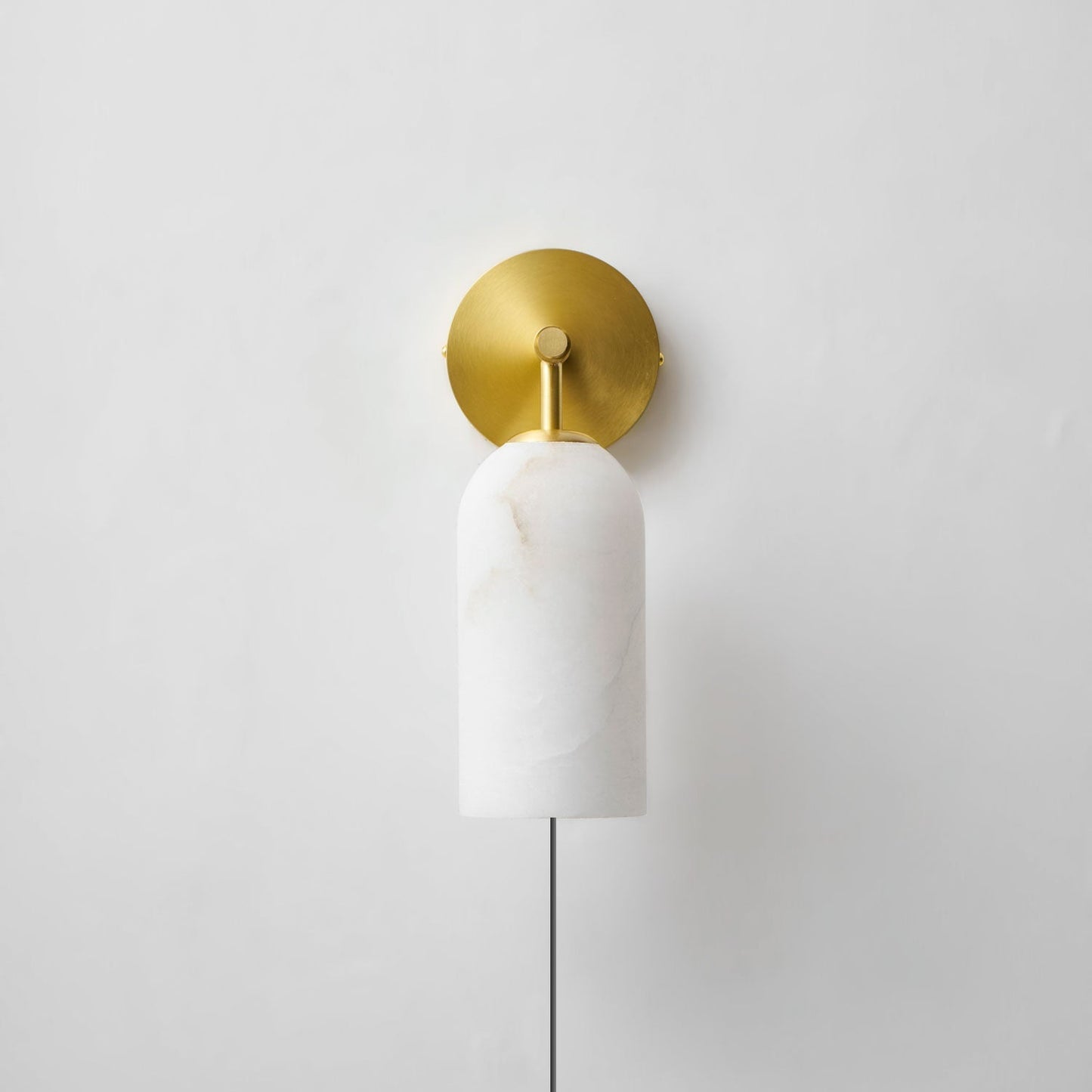 Luxe Alabaster Wandlamp Met Cilindervormige Kap In Brons Of Goud Voor Sfeervolle Binnenverlichting