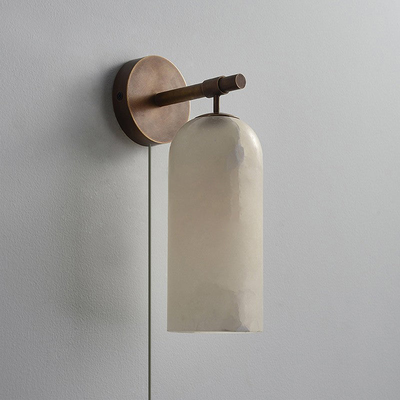 Luxe Alabaster Wandlamp Met Cilindervormige Kap In Brons Of Goud Voor Sfeervolle Binnenverlichting