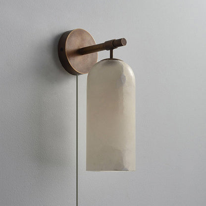 Luxe Alabaster Wandlamp Met Cilindervormige Kap In Brons Of Goud Voor Sfeervolle Binnenverlichting