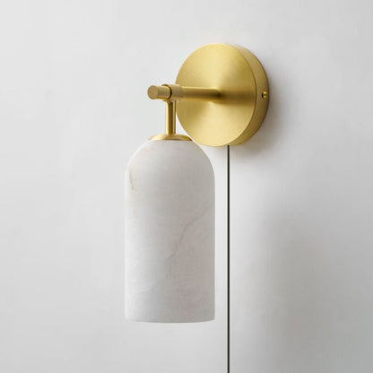 Luxe Alabaster Wandlamp Met Cilindervormige Kap In Brons Of Goud Voor Sfeervolle Binnenverlichting
