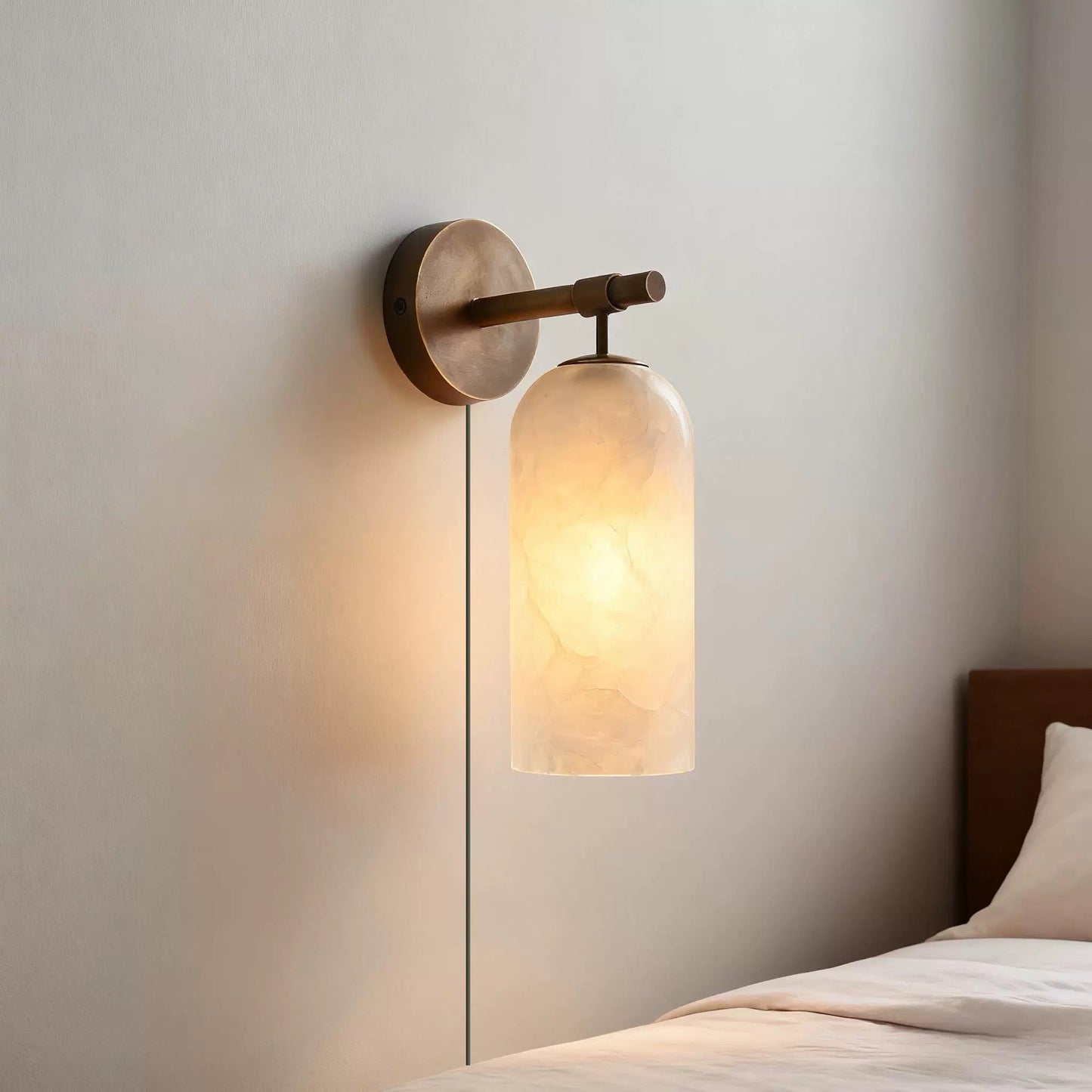 Luxe Alabaster Wandlamp Met Cilindervormige Kap In Brons Of Goud Voor Sfeervolle Binnenverlichting