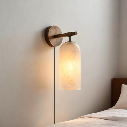 Luxe Alabaster Wandlamp Met Cilindervormige Kap In Brons Of Goud Voor Sfeervolle Binnenverlichting