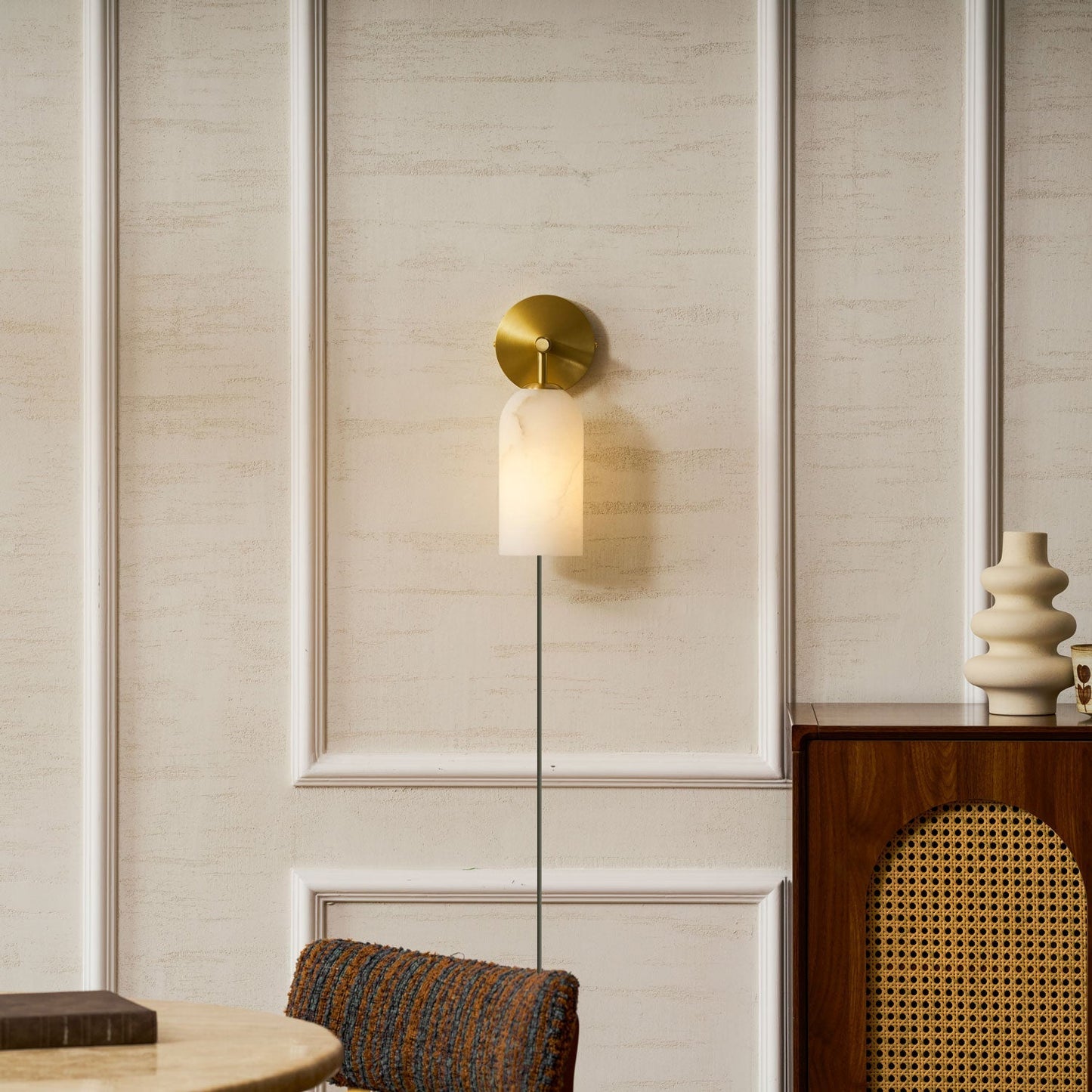 Luxe Alabaster Wandlamp Met Cilindervormige Kap In Brons Of Goud Voor Sfeervolle Binnenverlichting