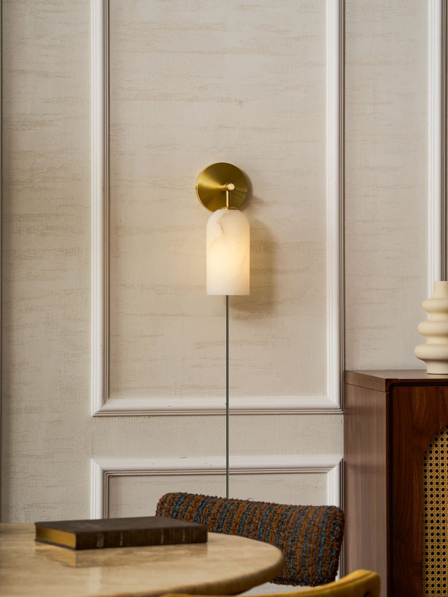 Luxe Alabaster Wandlamp Met Cilindervormige Kap In Brons Of Goud Voor Sfeervolle Binnenverlichting