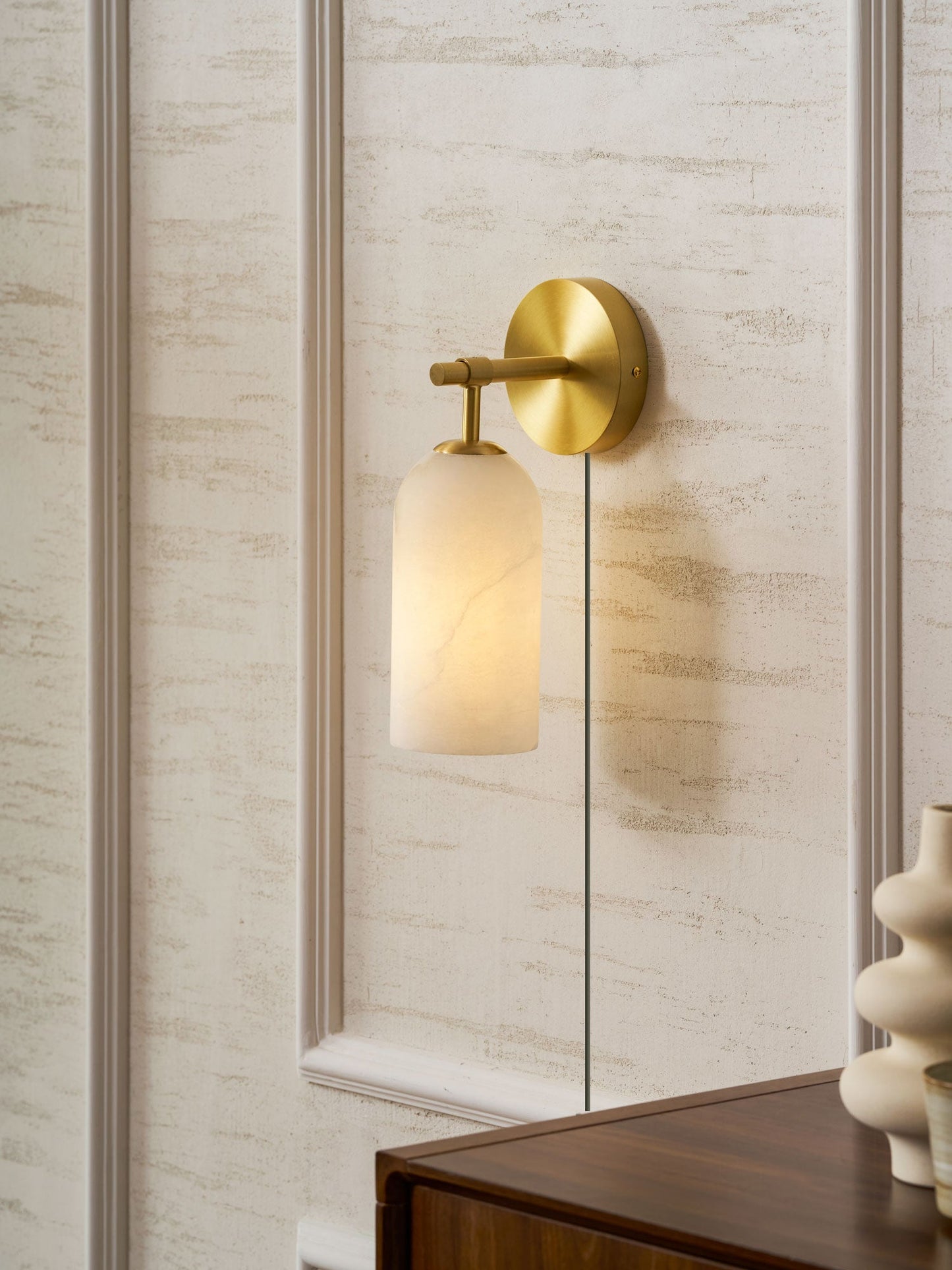Luxe Alabaster Wandlamp Met Cilindervormige Kap In Brons Of Goud Voor Sfeervolle Binnenverlichting