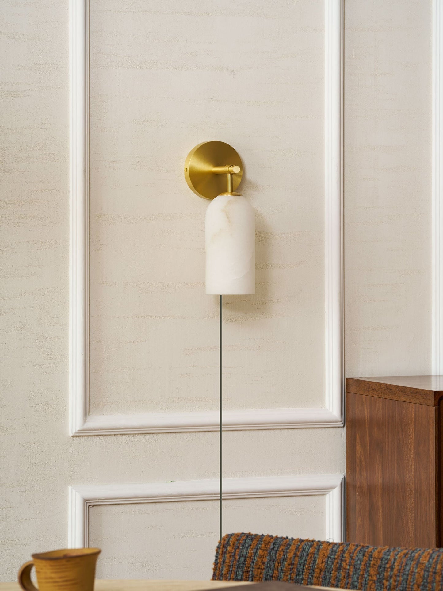 Luxe Alabaster Wandlamp Met Cilindervormige Kap In Brons Of Goud Voor Sfeervolle Binnenverlichting