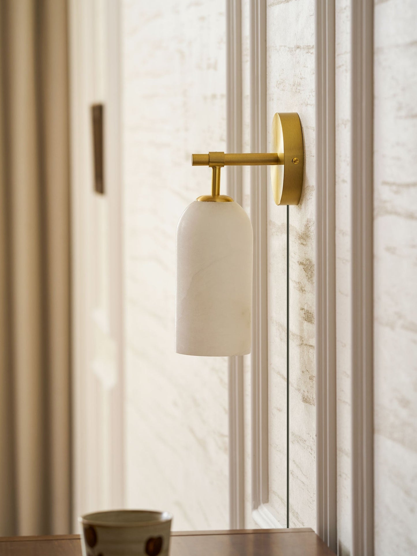 Luxe Alabaster Wandlamp Met Cilindervormige Kap In Brons Of Goud Voor Sfeervolle Binnenverlichting