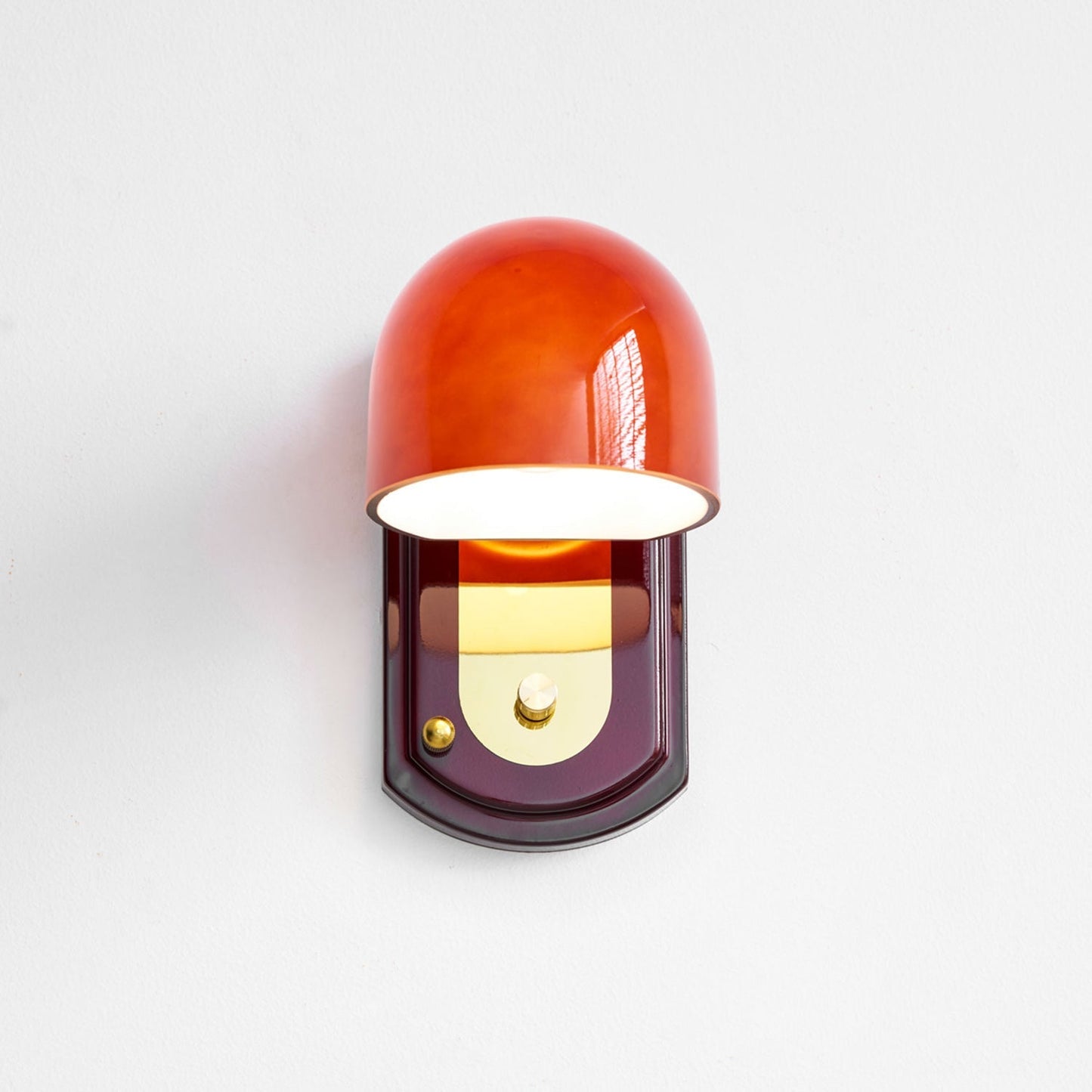 Vintage Wandlamp met Rode Glazen Kap — Sfeervolle Retro Verlichting voor Woonkamer & Eetkamer