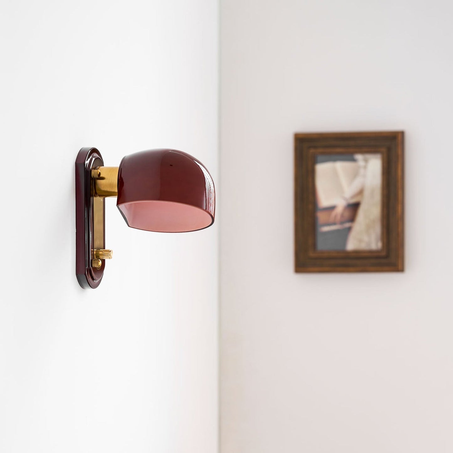 Vintage Wandlamp met Rode Glazen Kap — Sfeervolle Retro Verlichting voor Woonkamer & Eetkamer