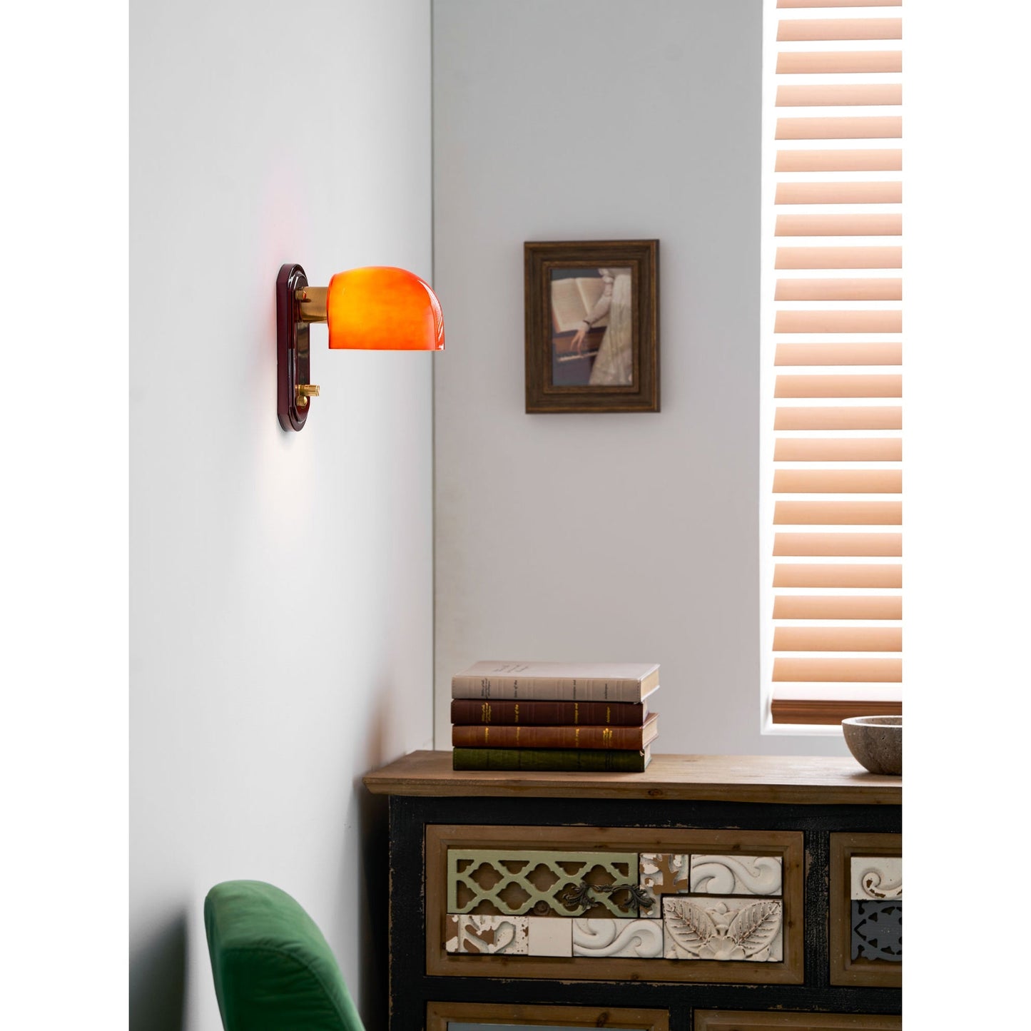 Vintage Wandlamp met Rode Glazen Kap — Sfeervolle Retro Verlichting voor Woonkamer & Eetkamer