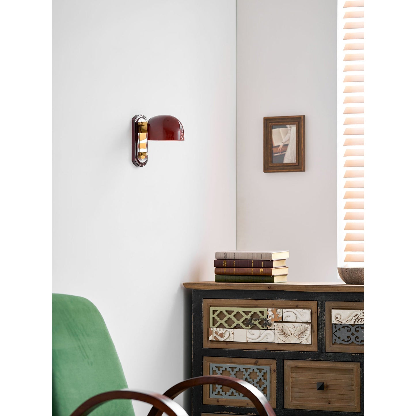 Vintage Wandlamp met Rode Glazen Kap — Sfeervolle Retro Verlichting voor Woonkamer & Eetkamer