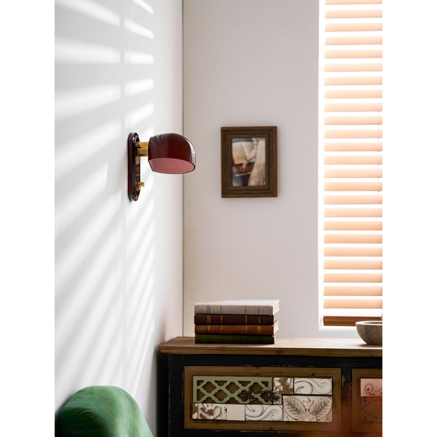 Vintage Wandlamp met Rode Glazen Kap — Sfeervolle Retro Verlichting voor Woonkamer & Eetkamer