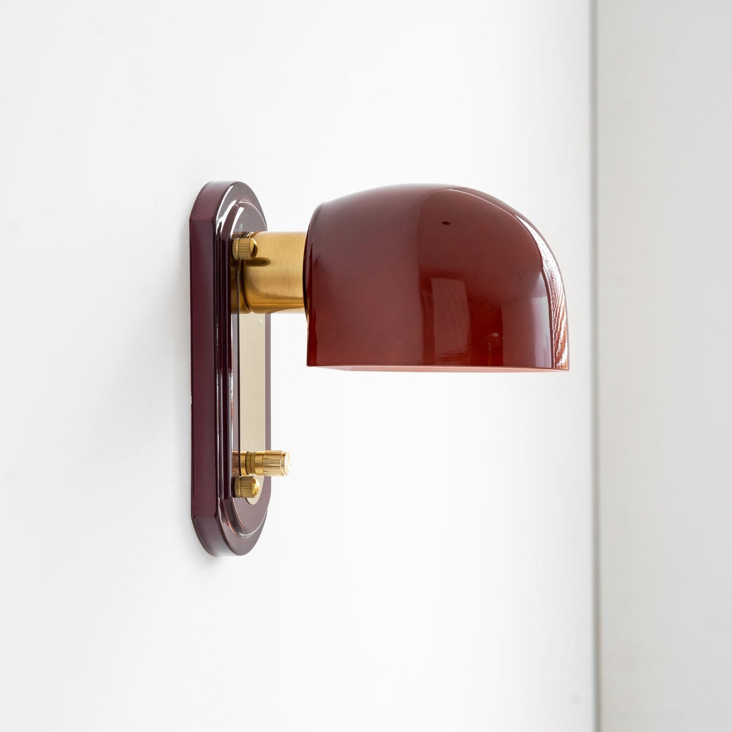 Vintage Wandlamp met Rode Glazen Kap — Sfeervolle Retro Verlichting voor Woonkamer & Eetkamer