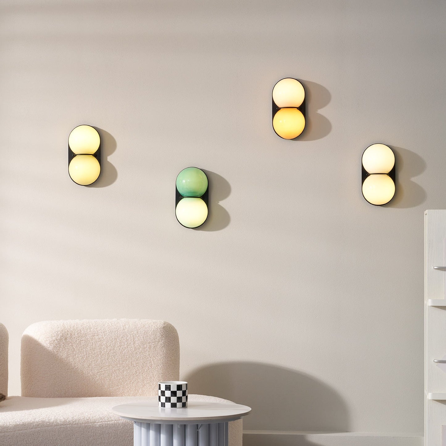 Moderne Dubbele Glazen Wandlamp – Speelse Verlichting met Gekleurde Glazen voor Slaapkamer & Kinderkamer