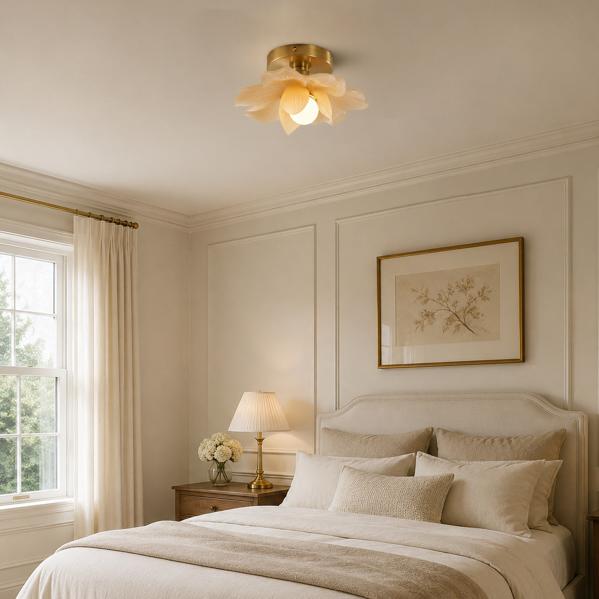 Plafondlamp met Bloesemontwerp in Hars en Messing – Elegante Verlichting voor Slaapkamer en Gang