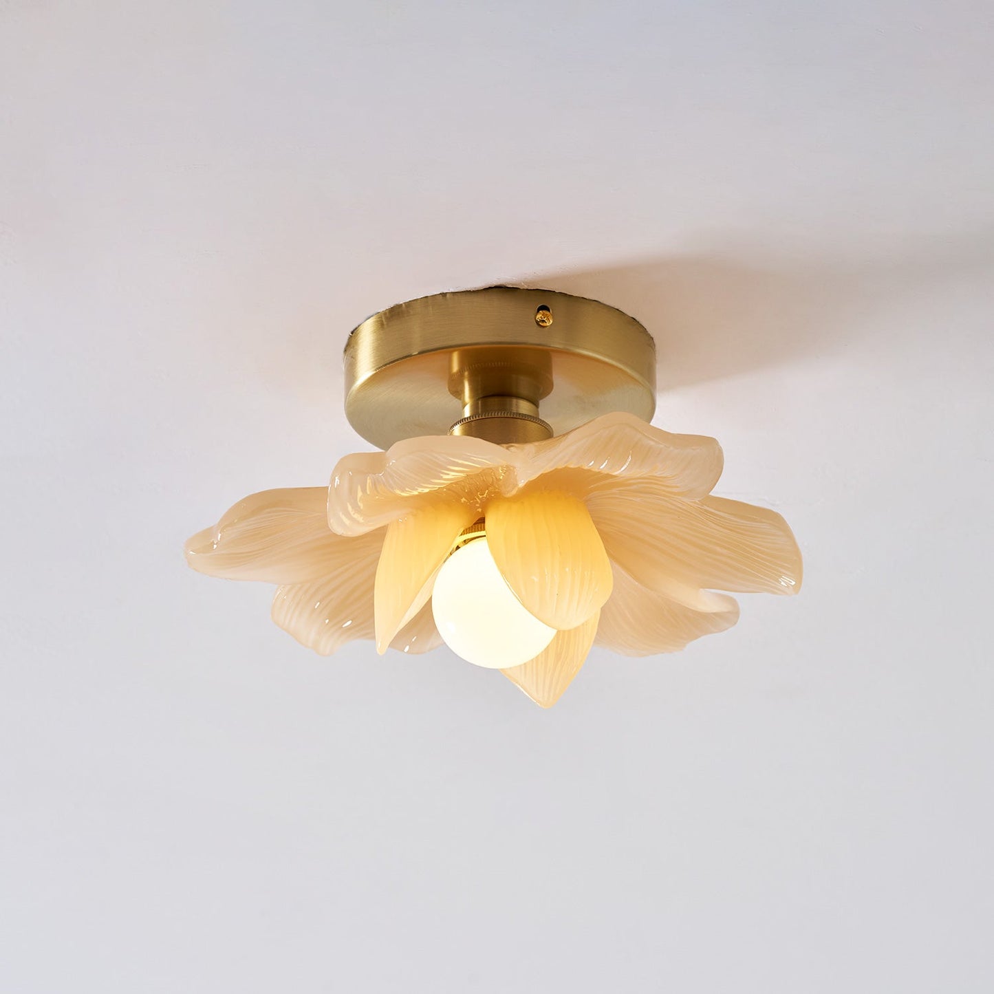 Plafondlamp met Bloesemontwerp in Hars en Messing – Elegante Verlichting voor Slaapkamer en Gang