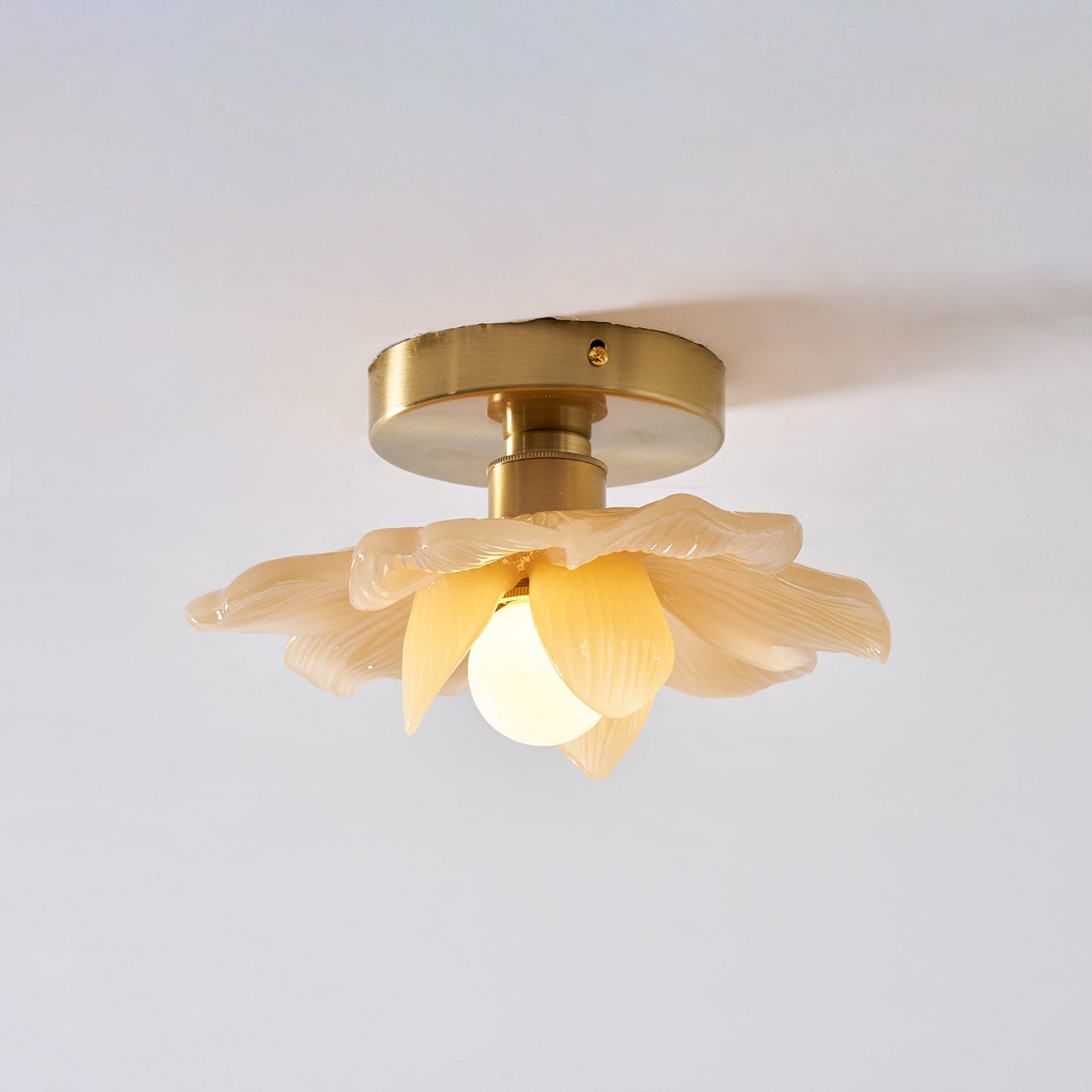Plafondlamp met Bloesemontwerp in Hars en Messing – Elegante Verlichting voor Slaapkamer en Gang