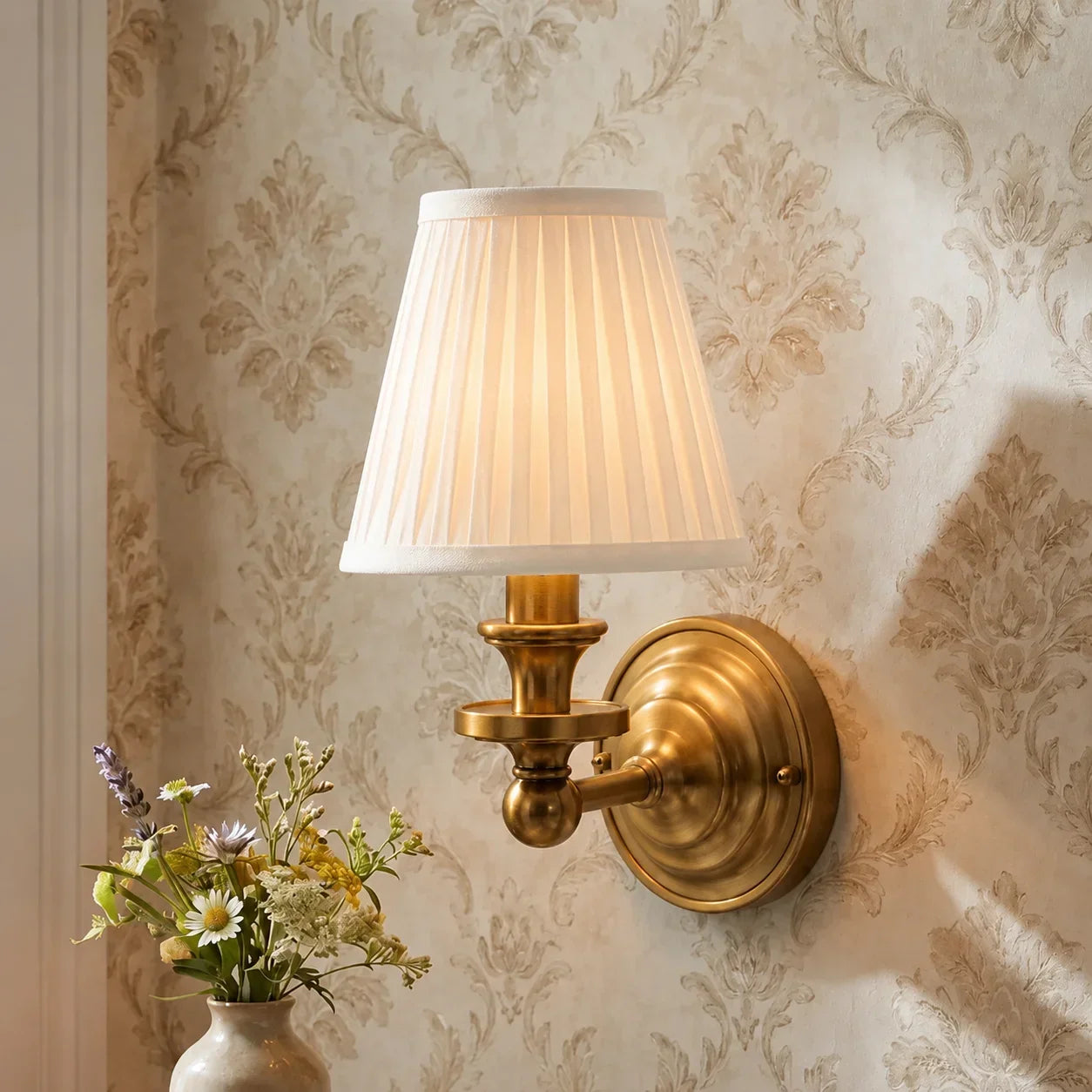 Vintage Wandlamp met Linnen Kap en Messing Armatuur – Retro Design voor Slaapkamer en Woonkamer