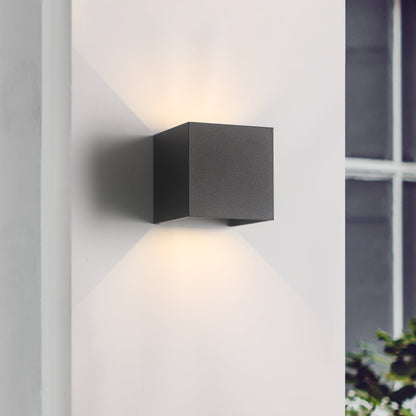 Moderne wandlamp in zwart met een strak vierkant ontwerp, verlicht de muur met een elegante X-vormige lichtstraal. Perfect voor eigentijdse interieurs met verstelbare LED-verlichting.