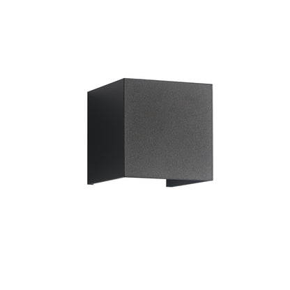 Strakke, vierkante wandlamp in zwart met een minimalistisch ontwerp en een open onderkant voor LED-verlichting. Perfect voor een moderne en verfijnde interieurstijl.