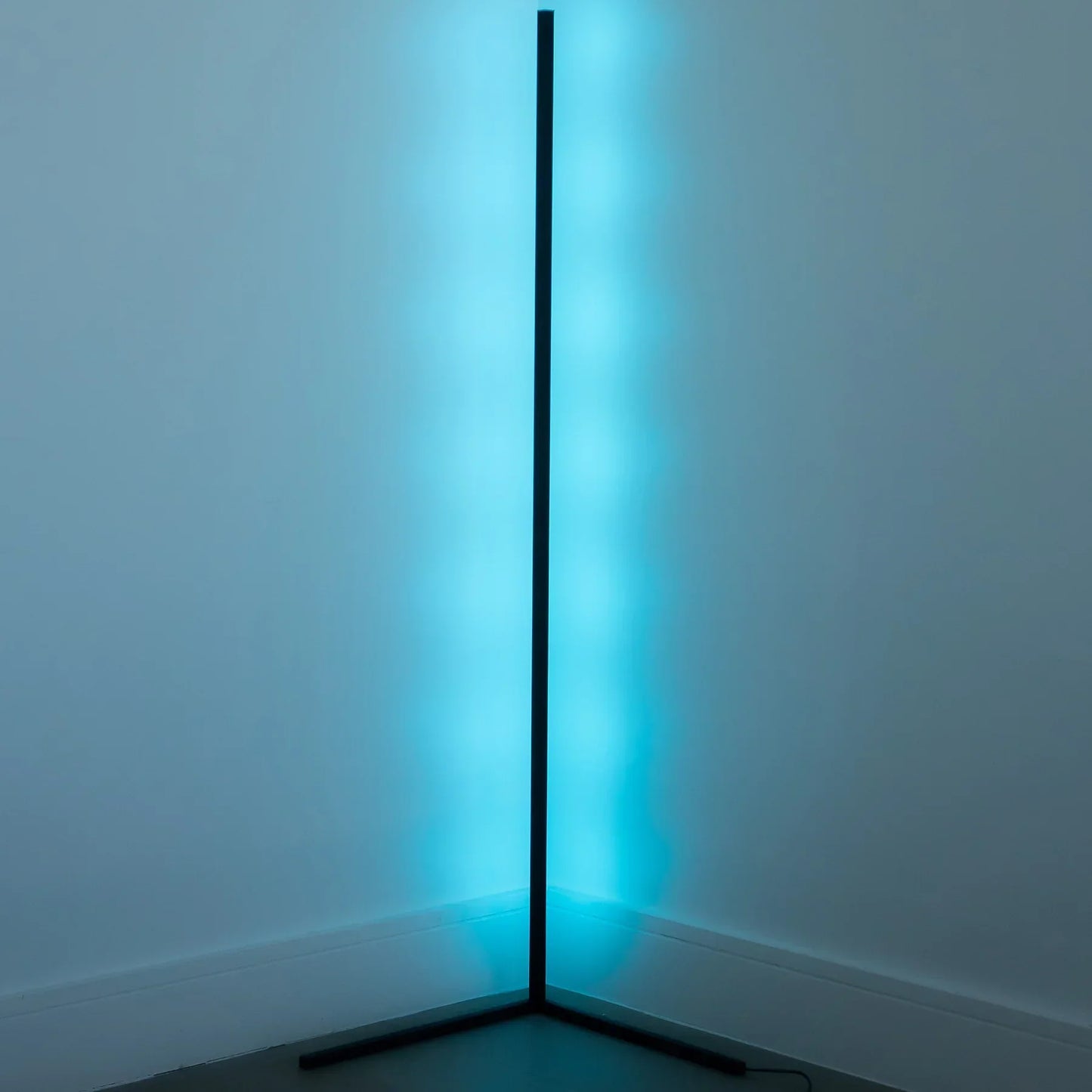 Moderne Hoek Vloerlamp Met Geïntegreerde LED Verlichting En Slim Ruimtebesparend Design