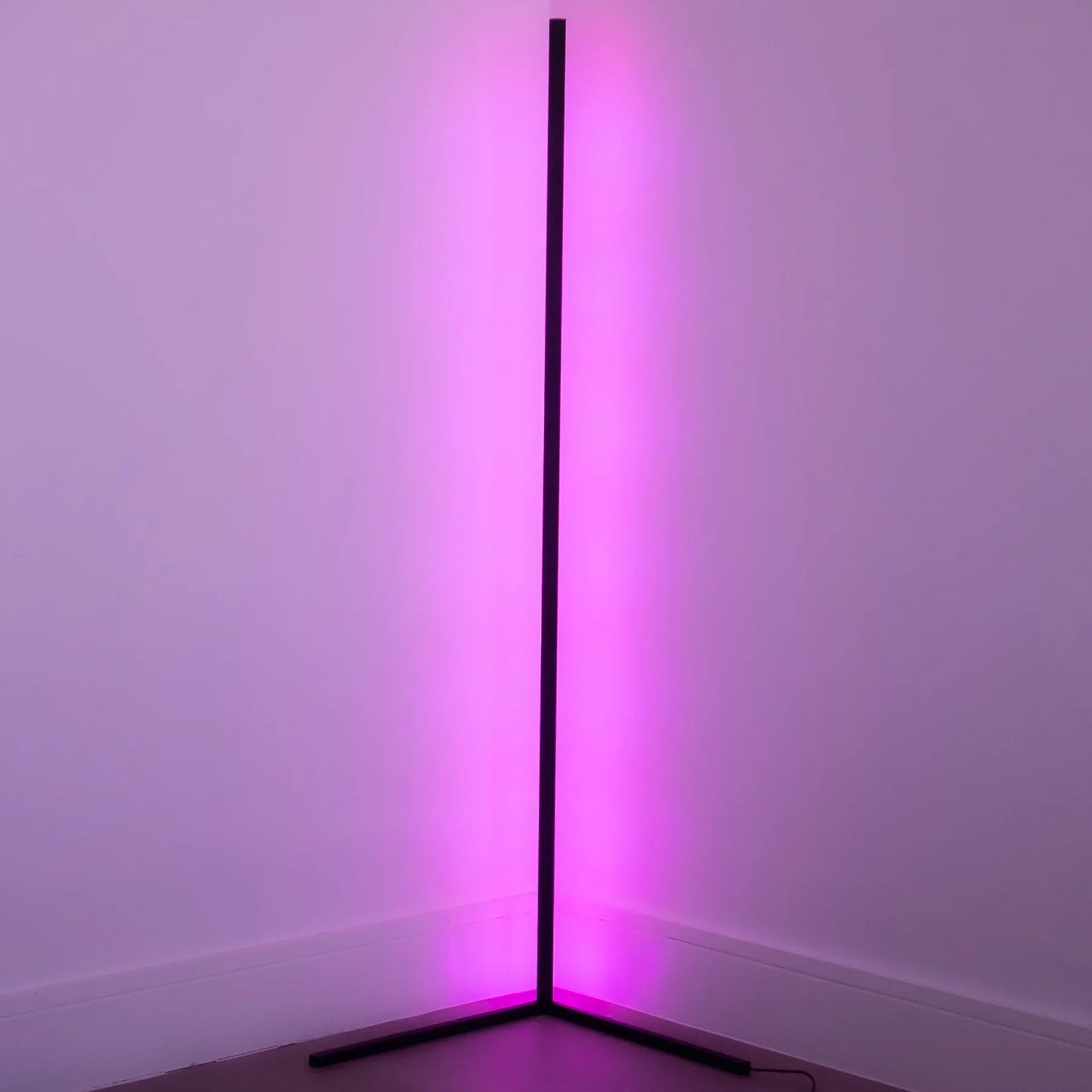 Moderne Hoek Vloerlamp Met Geïntegreerde LED Verlichting En Slim Ruimtebesparend Design