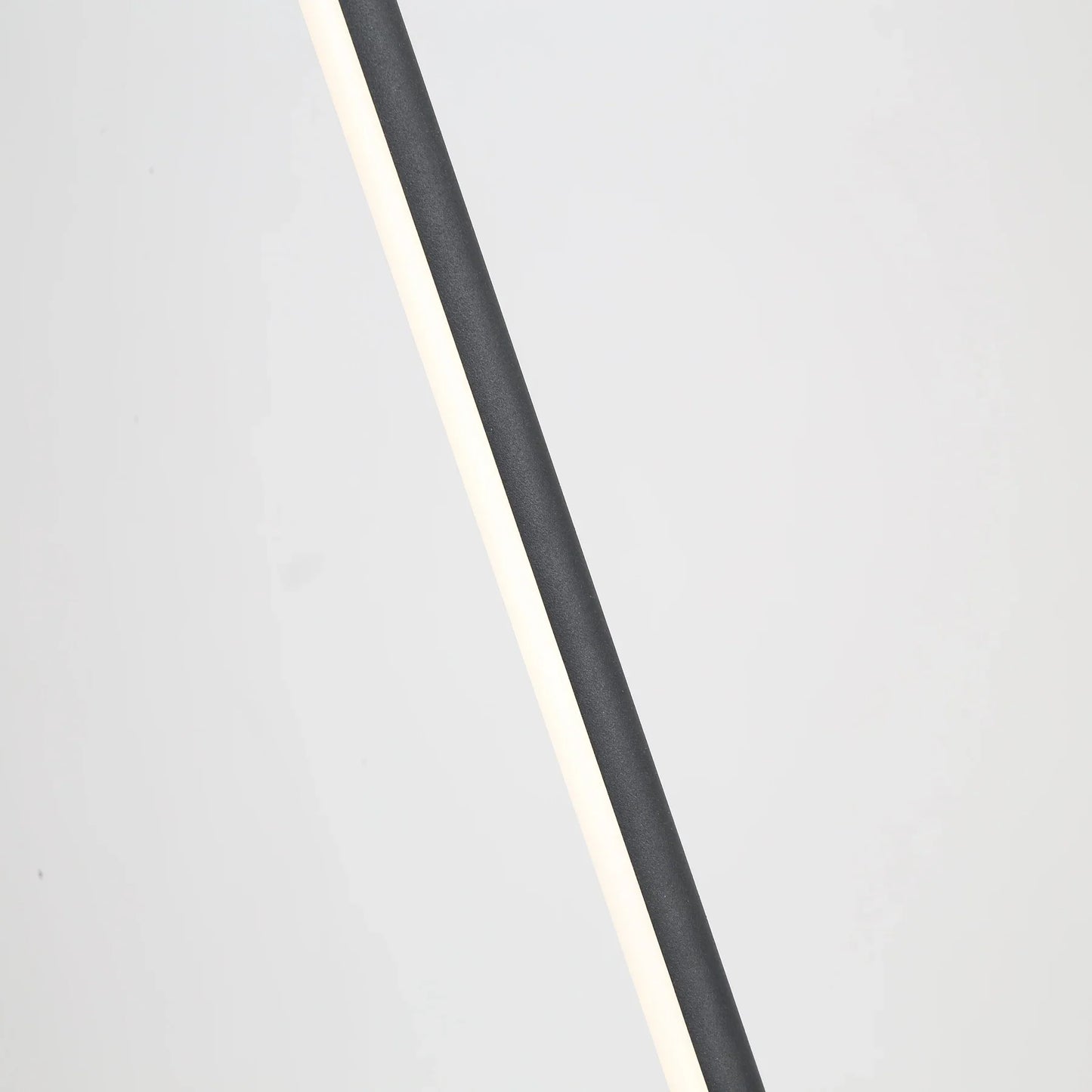 Moderne Hoek Vloerlamp Met Geïntegreerde LED Verlichting En Slim Ruimtebesparend Design