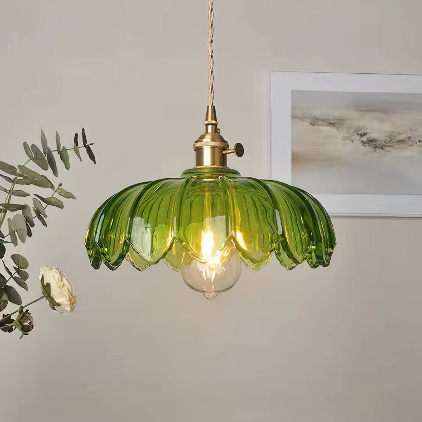 Retro Hanglamp met Bloembladkap en Messing Armatuur – Vintage Elegantie in Zes Glaskleuren – Enkele of Drievoudige Lichtpunten