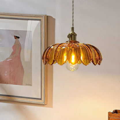 Retro Hanglamp met Bloembladkap en Messing Armatuur – Vintage Elegantie in Zes Glaskleuren – Enkele of Drievoudige Lichtpunten