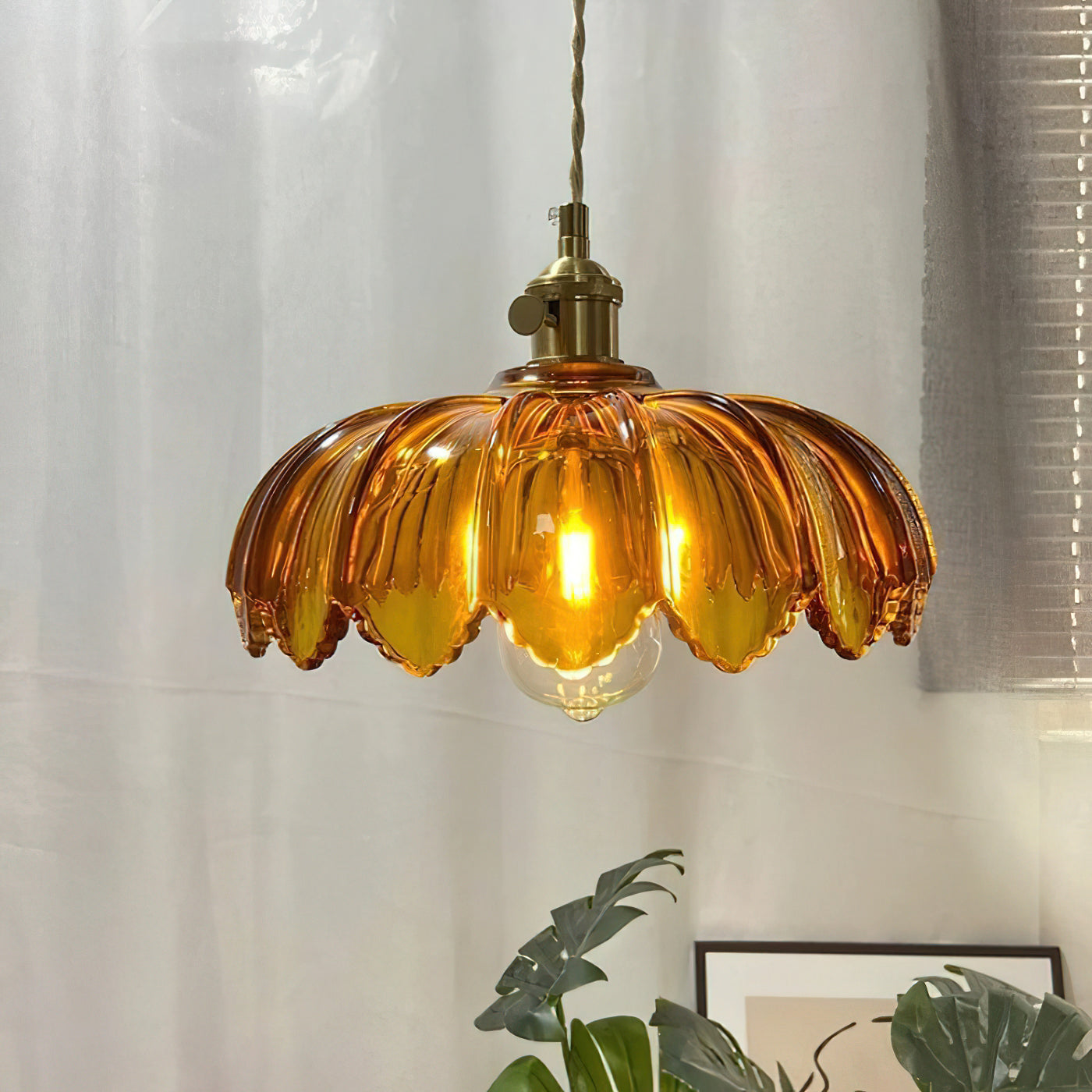 Retro Hanglamp met Bloembladkap en Messing Armatuur – Vintage Elegantie in Zes Glaskleuren – Enkele of Drievoudige Lichtpunten