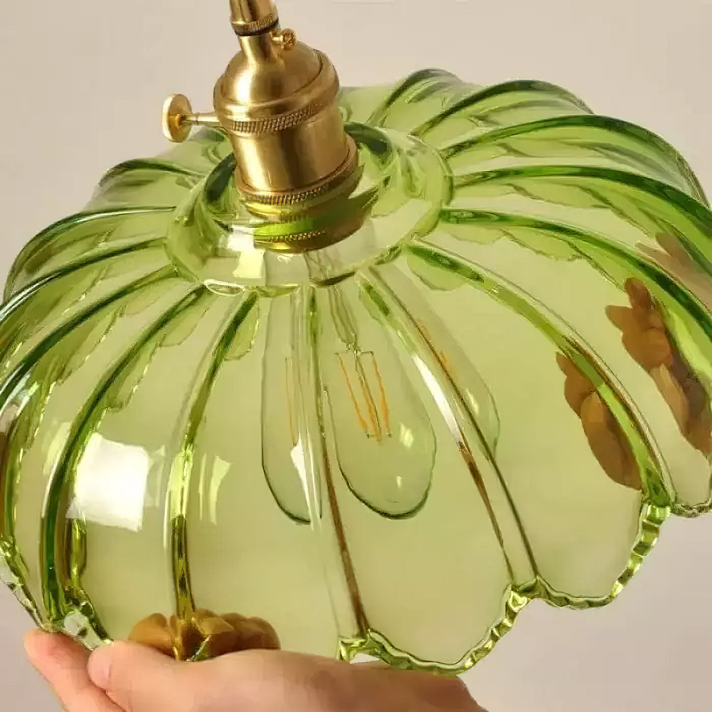 Retro Hanglamp met Bloembladkap en Messing Armatuur – Vintage Elegantie in Zes Glaskleuren – Enkele of Drievoudige Lichtpunten