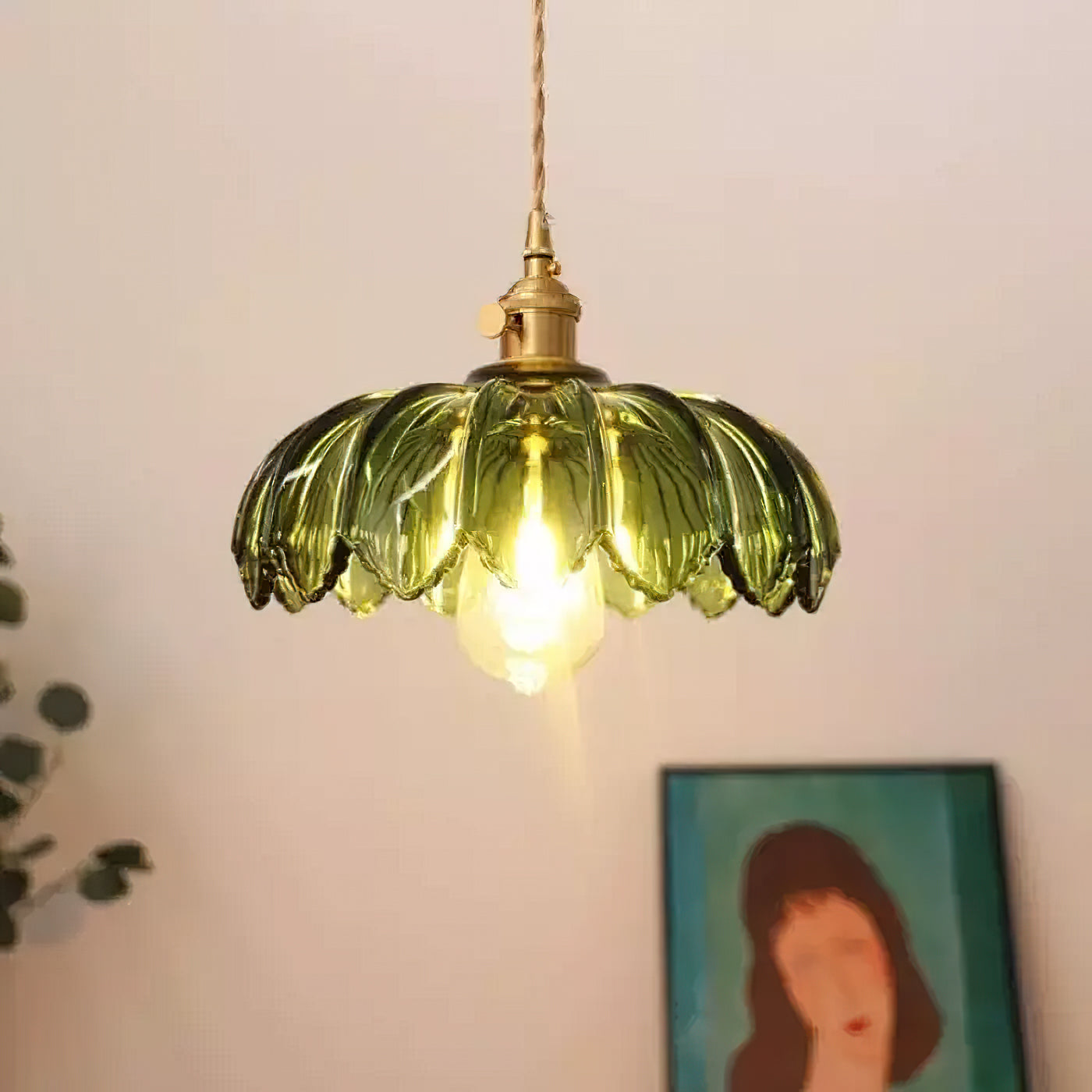 Retro Hanglamp met Bloembladkap en Messing Armatuur – Vintage Elegantie in Zes Glaskleuren – Enkele of Drievoudige Lichtpunten