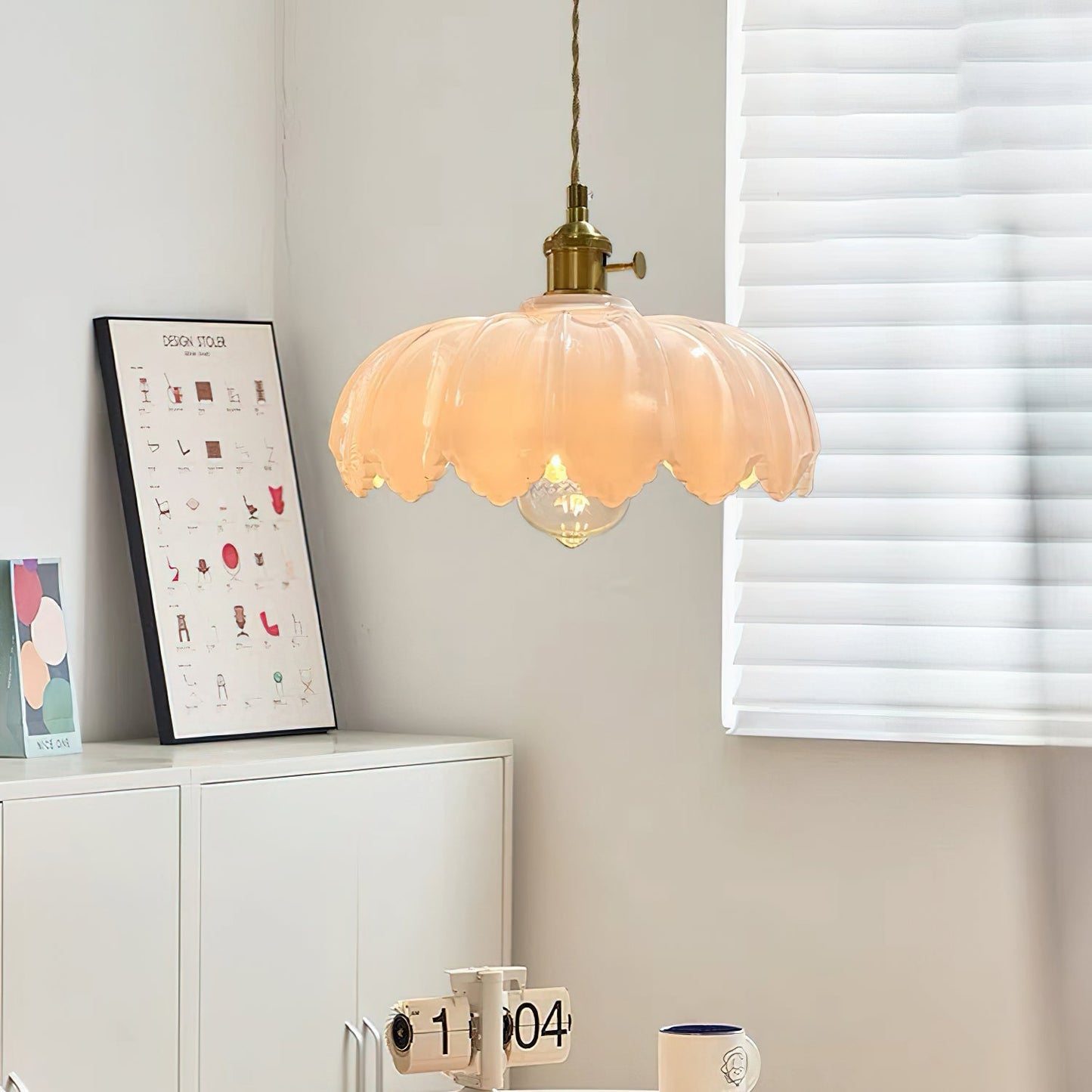 Retro Hanglamp met Bloembladkap en Messing Armatuur – Vintage Elegantie in Zes Glaskleuren – Enkele of Drievoudige Lichtpunten