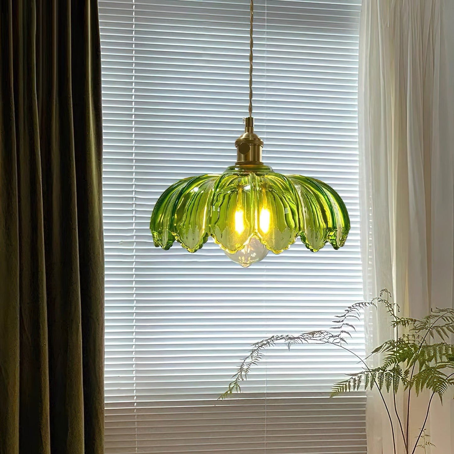 Retro Hanglamp met Bloembladkap en Messing Armatuur – Vintage Elegantie in Zes Glaskleuren – Enkele of Drievoudige Lichtpunten