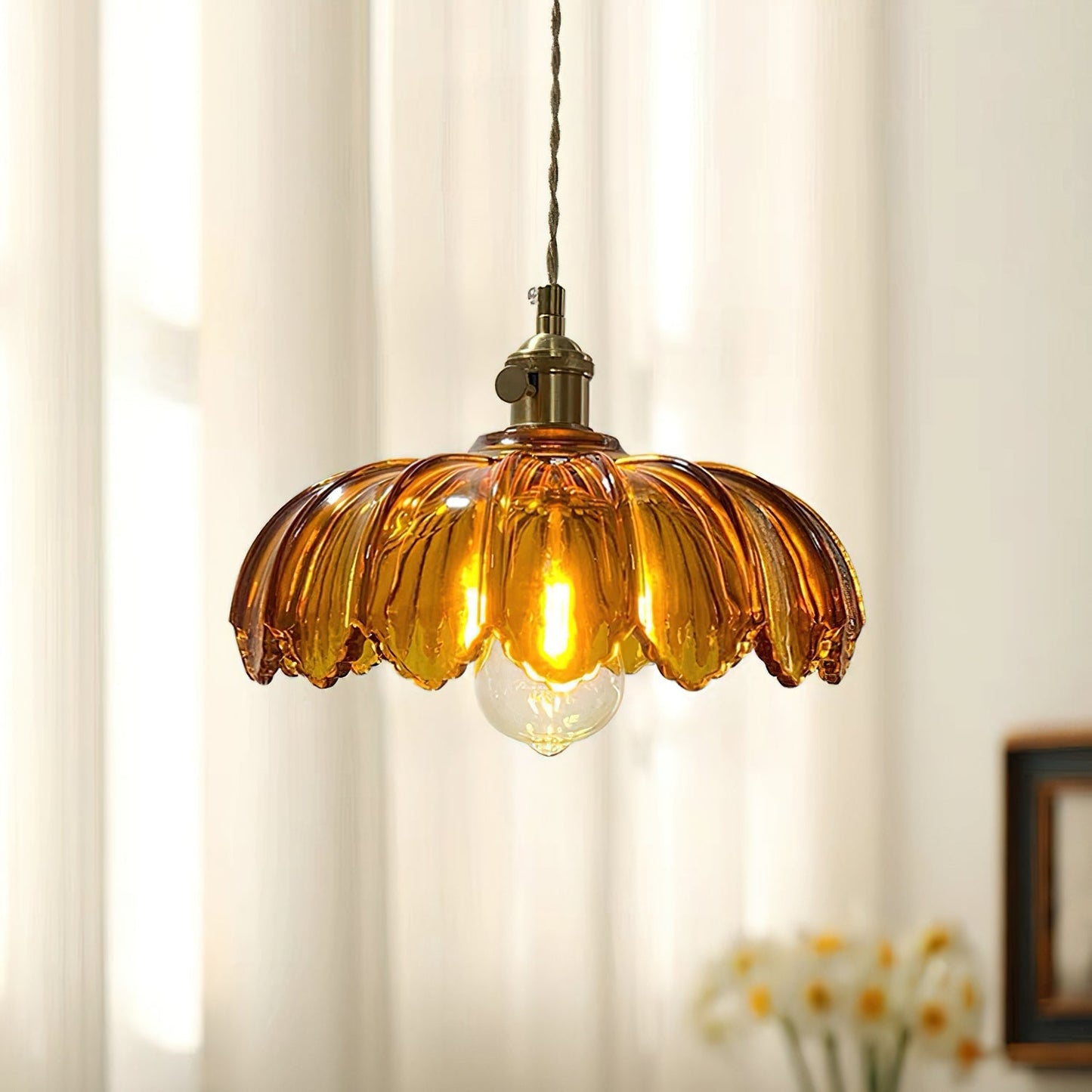 Retro Hanglamp met Bloembladkap en Messing Armatuur – Vintage Elegantie in Zes Glaskleuren – Enkele of Drievoudige Lichtpunten