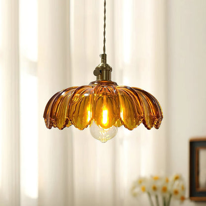 Retro Hanglamp met Bloembladkap en Messing Armatuur – Vintage Elegantie in Zes Glaskleuren – Enkele of Drievoudige Lichtpunten