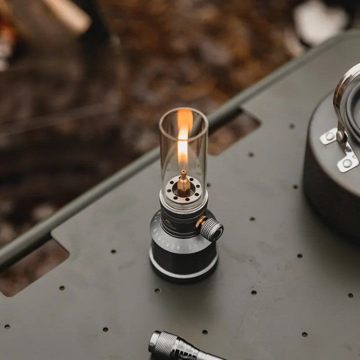 Vintage Campinglamp op Butaan met Verstelbare Vlam – Compact Buitenlicht voor Wandelaars en Avonturiers