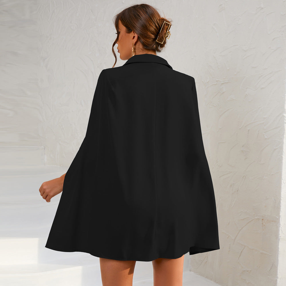 Zwarte Jurk Cape Model met Gouden Details en Blazer Stijl