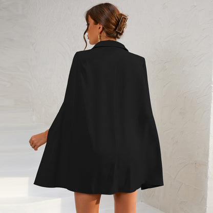 Zwarte Jurk Cape Model met Gouden Details en Blazer Stijl