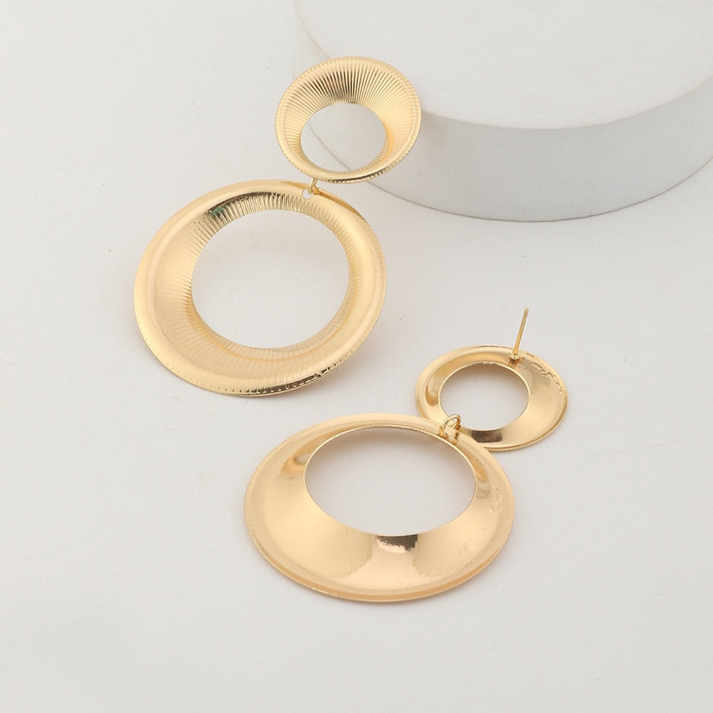 Goudkleurige Oorbellen met 3D Cirkel Design