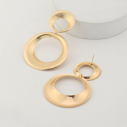 Goudkleurige Oorbellen met 3D Cirkel Design