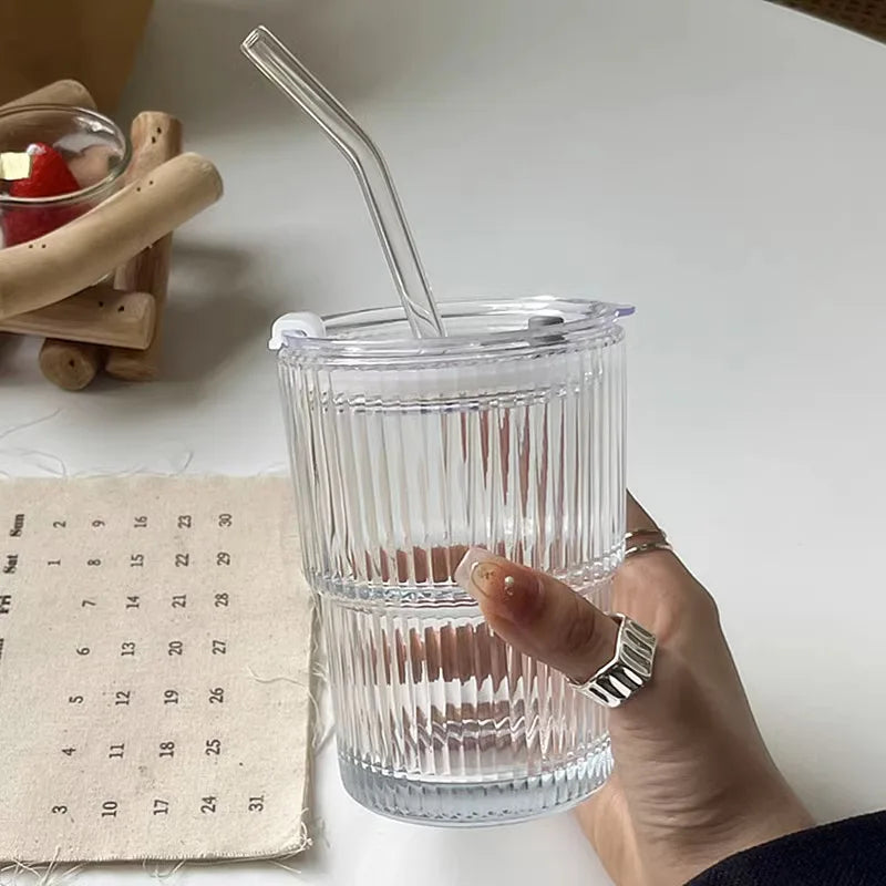 Geribbelde To-Go Beker met Rietje - Borosilicaatglas - Herbruikbare Drinkbeker voor Koffie & Thee - Warmteisolerend met Deksel - Draagbare Reisbeker voor Onderweg