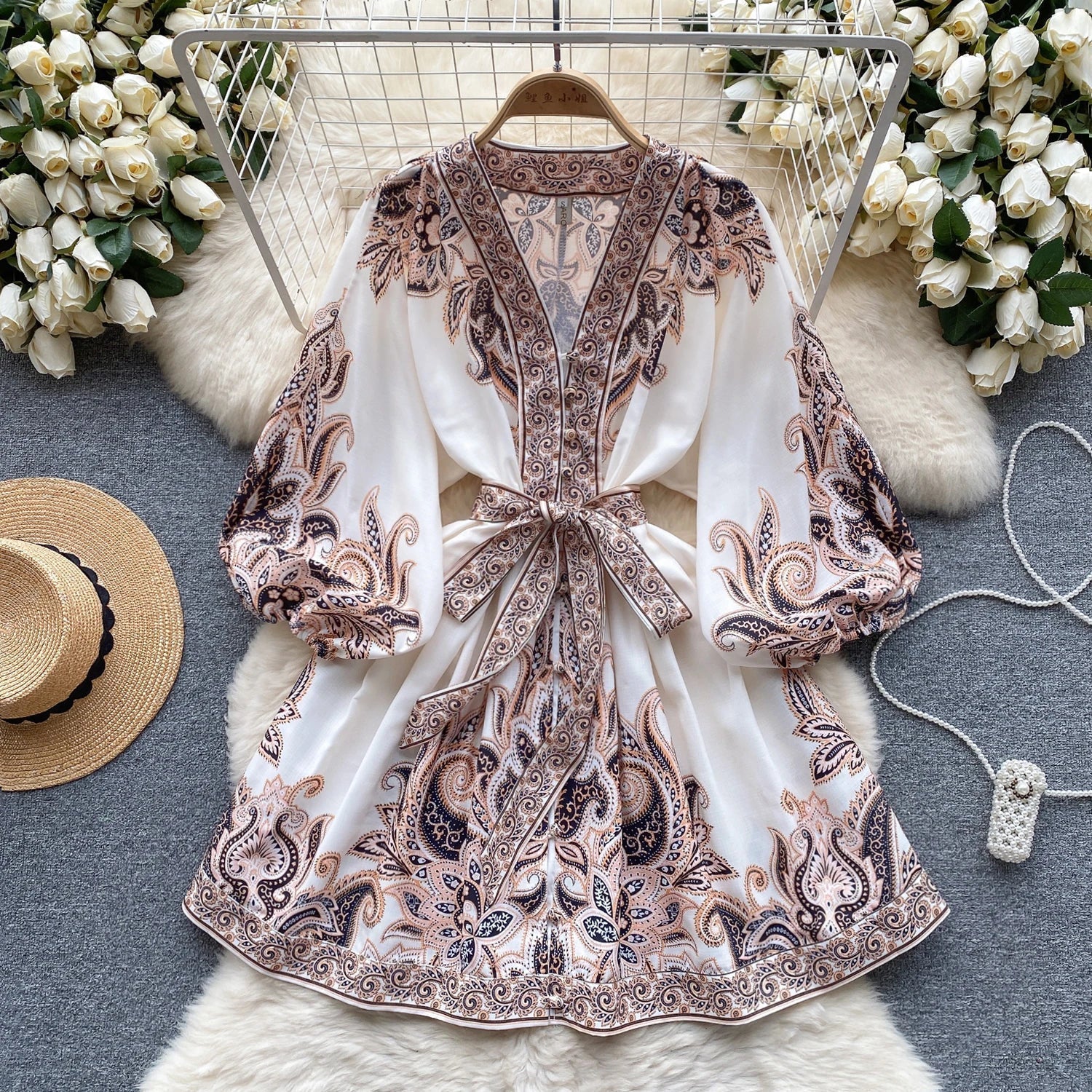 Vintage Korte Jurk met Pofmouwen en Diepe V-Hals - StudioMarella
