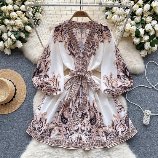 Vintage Korte Jurk met Pofmouwen en Diepe V-Hals - StudioMarella
