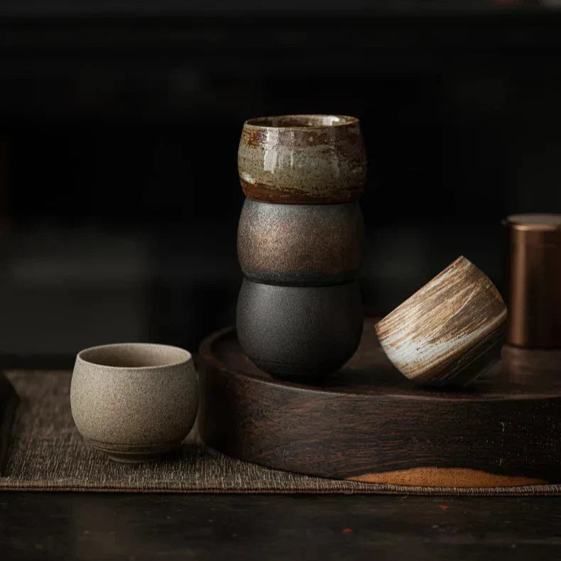 Handgemaakte espressokopjes van ambachtelijk keramiek voor espresso en koffieritueel