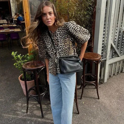 Vrouwelijke Top Met Luipaardprint