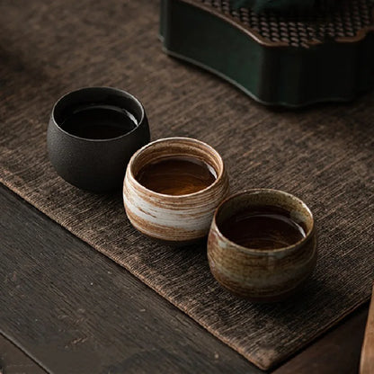 Handgemaakte espressokopjes van ambachtelijk keramiek voor espresso en koffieritueel