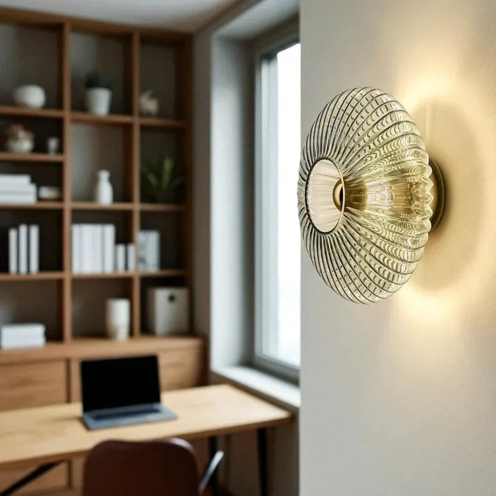 Ronde Glazen Wandlamp Geribbeld Schelp Design Goud Amber Woonkamer