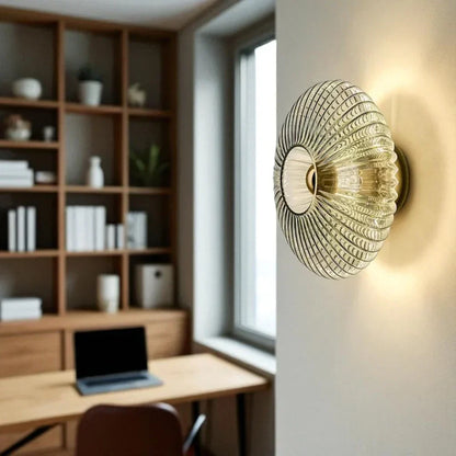 Ronde Glazen Wandlamp Geribbeld Schelp Design Goud Amber Woonkamer