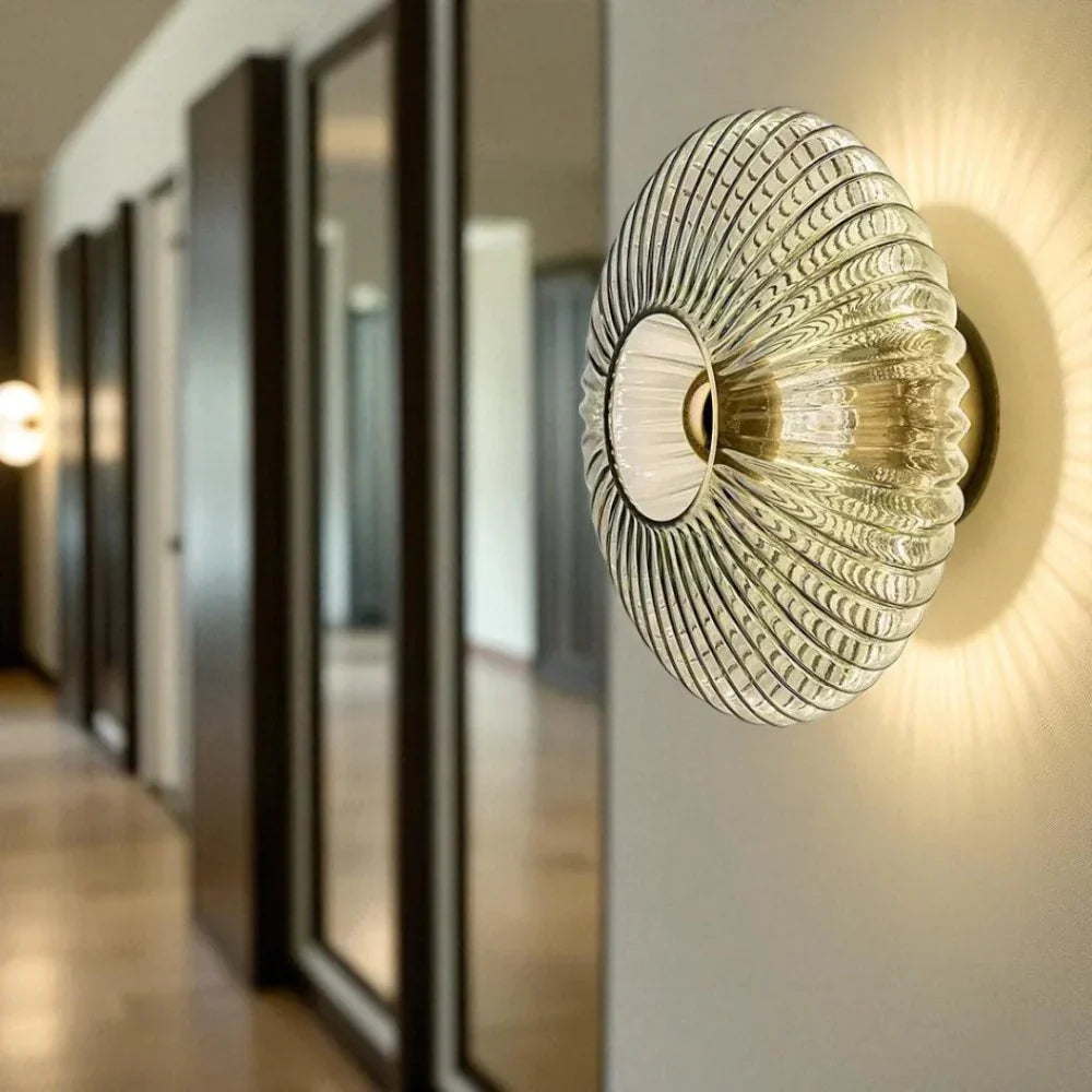 Ronde Glazen Wandlamp Geribbeld Schelp Design Goud Amber Woonkamer